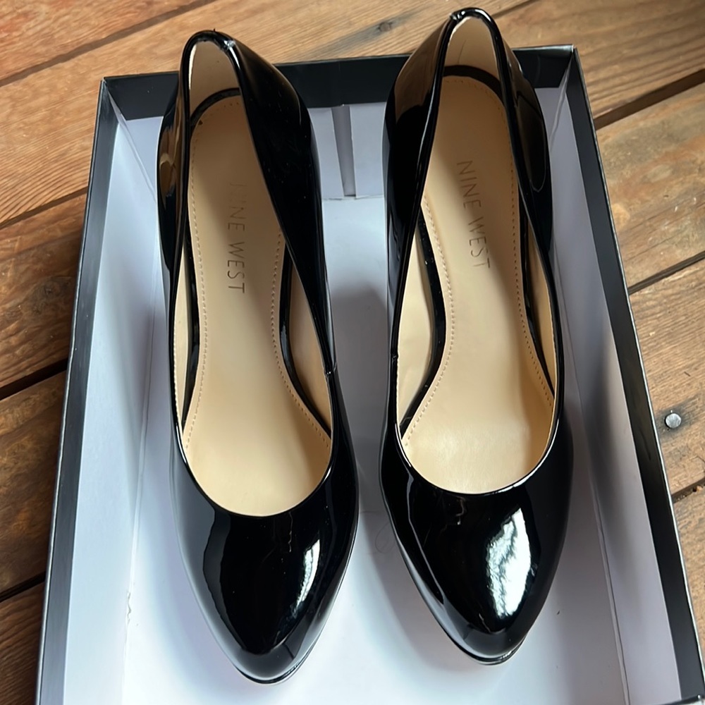 Nine West Black leather pumps, size 6.